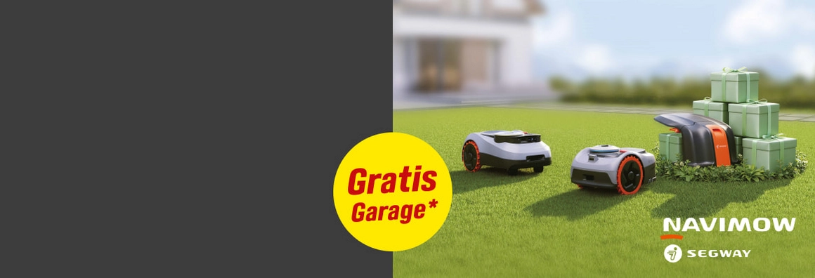 Drei Mähroboter auf einem Rasen, einer davon mit gestapelten Geschenkboxen.